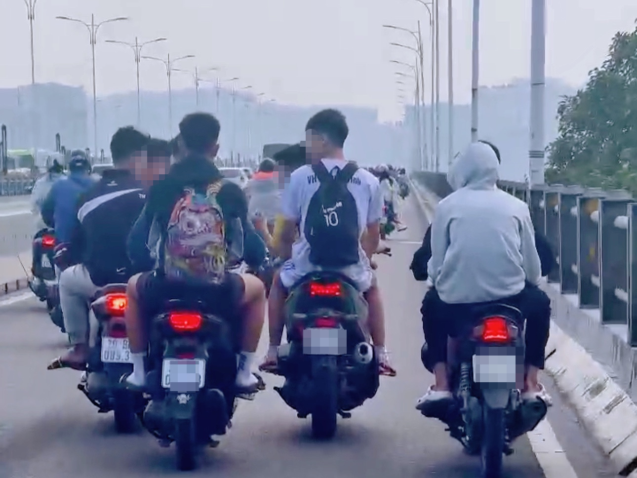 Hà Nội: Xử lý nhóm thanh niên điều khiển xe máy dàn hàng ngang trên cầu Vĩnh Tuy